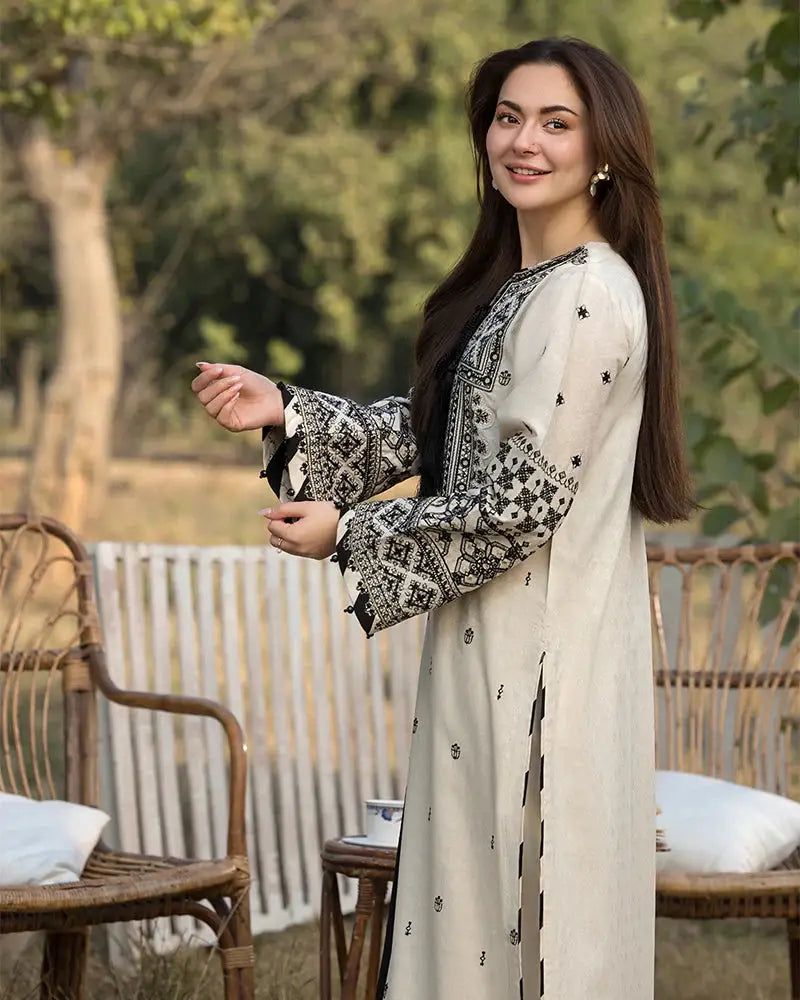 BRAND:*QALAMQAR* dhanak embroidered hit code unstiched 3pc